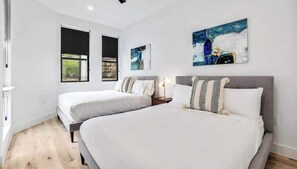 4 makuuhuonetta, työpöytä, silitysrauta/-lauta, vauvan matkasänky