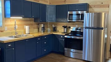 Micro-ondes, four, plaque de cuisson, cafetiĂšre/bouilloire