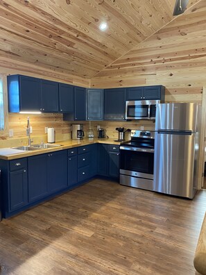 Four à micro-ondes, un four, surface de cuisson, cafetière-théière