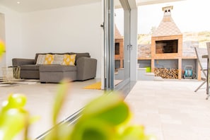 Interior - House - sleeps 3, free parking, garden & jacuzzi (Estreito da Calheta)