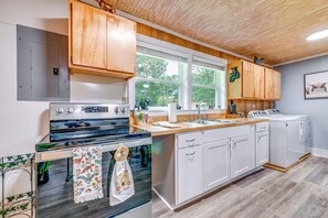 Fridge, microwave, stovetop, coffee/tea maker - 2 Mi to Ski Sapphire: Pet-Friendly Cashiers Cabin (Cashiers)
