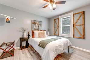 3 bedrooms, iron/ironing board, Internet, bed sheets - 2 Mi to Ski Sapphire: Pet-Friendly Cashiers Cabin (Cashiers)