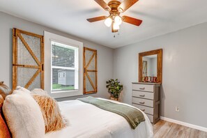 3 bedrooms, iron/ironing board, Internet, bed sheets - 2 Mi to Ski Sapphire: Pet-Friendly Cashiers Cabin (Cashiers)