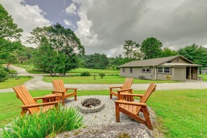 Terrace/patio - 2 Mi to Ski Sapphire: Pet-Friendly Cashiers Cabin (Cashiers)
