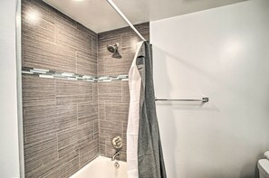 Free toiletries, hair dryer, towels - Relax Poolside: Central Group Getaway in Mesa! (Mesa)