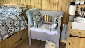 1 bedroom, bed sheets