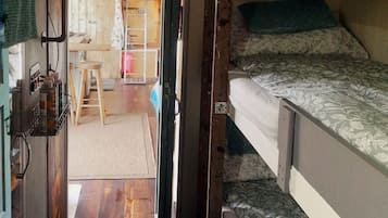 2 bedrooms, desk, WiFi, bed sheets