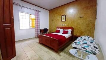 3 bedrooms, iron/ironing board, WiFi, bed sheets