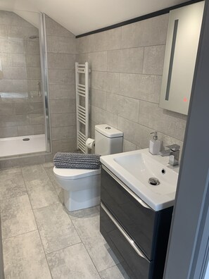Bathtub, free toiletries, hair dryer, towels