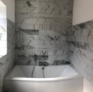 Baignoire, articles de toilette gratuits, sèche-cheveux