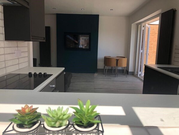 Een koelkast, een magnetron, een oven, een kookplaat