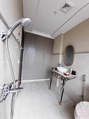 Een douche, een haardroger, handdoeken