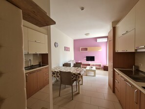 Fridge, stovetop