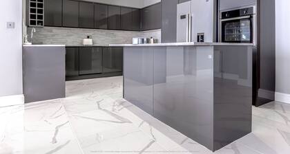 4 Bed-Sleeps 8- Free Parking-Pets-Hot Tub