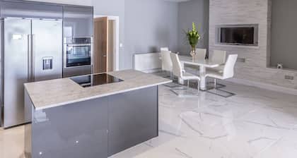 4 Bed-Sleeps 8- Free Parking-Pets-Hot Tub