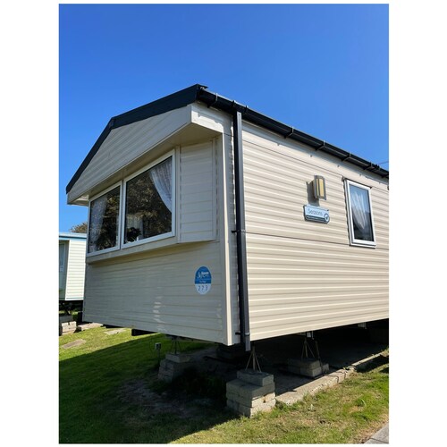 Caravan - sleeps 6 & parking