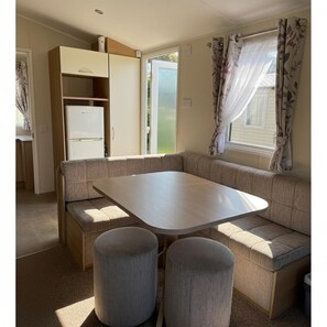 Dining - Caravan - sleeps 6 & parking (Saint Leonards-on-sea)