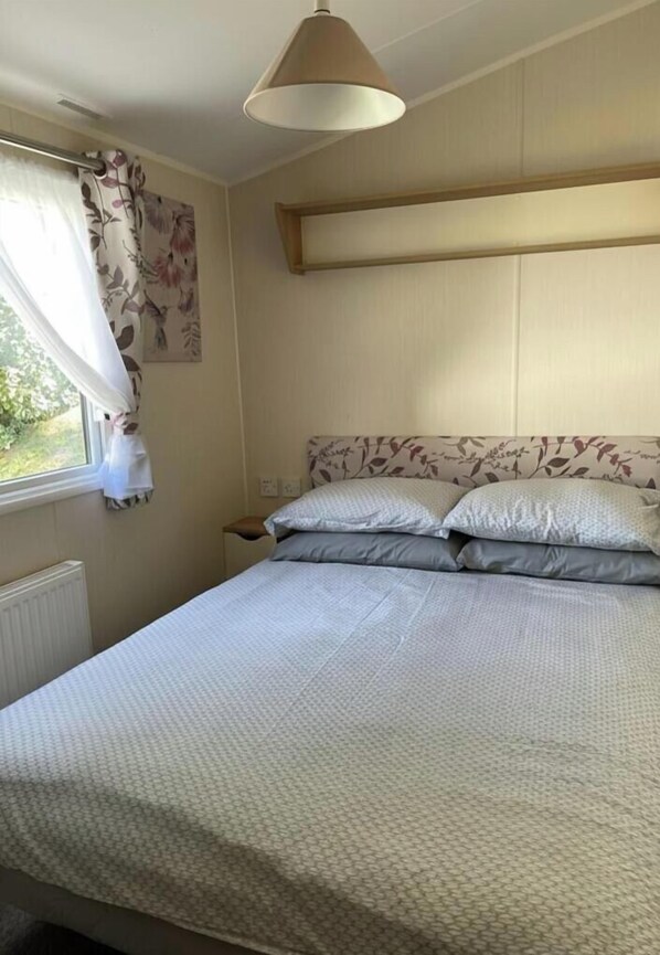 3 bedrooms, iron/ironing board, WiFi, bed sheets - Caravan - sleeps 6 & parking (Saint Leonards-on-sea)