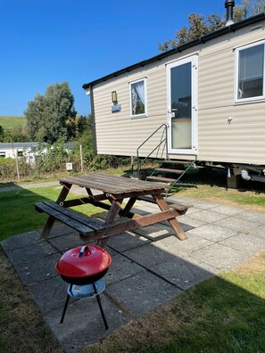 Outdoor dining - Caravan - sleeps 6 & parking (Saint Leonards-on-sea)