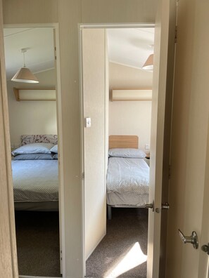 3 bedrooms, iron/ironing board, WiFi, bed sheets - Caravan - sleeps 6 & parking (Saint Leonards-on-sea)
