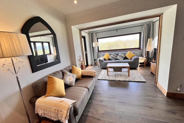 TV, peis, bøker og stereoanlegg