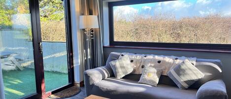 Fernseher, Kamin, Bücher, Stereoanlage