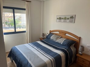 2 chambres, fer et planche à repasser, Wi-Fi, draps fournis