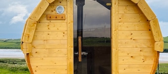 The Lazy Llama Shepherd Hut & Sauna Farm Stay
