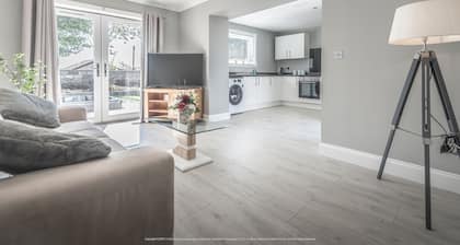 1 Bed Cottage-Sleeps 2-Parking-Pets-Hot Tub