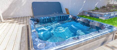Un bain à remous entouré d’une terrasse en bois.