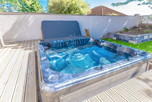 1 Bed Cottage-Sleeps 2-Parking-Pets-Hot Tub