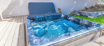 1 Bed Cottage-Sleeps 2-Parking-Pets-Hot Tub