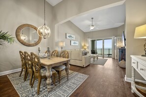 콘도 (#762 - Pets) | 다이닝