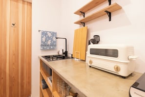 Studio Standard, non-fumeur (101) | Cuisine privée | Réfrigérateur grande capacité avec congélateur, four à micro-ondes