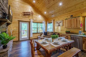 Smart TV, fireplace, video games, DVD player - 3 Mi to The Island Pigeon Forge, Pool Table/Hot Tub & Game Room, Great Location! (Sevierville)