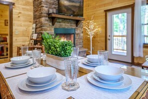 Dining - 3 Mi to The Island Pigeon Forge, Pool Table/Hot Tub & Game Room, Great Location! (Sevierville)