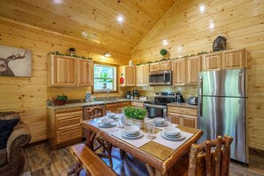 Fridge, microwave, oven, stovetop - 3 Mi to The Island Pigeon Forge, Pool Table/Hot Tub & Game Room, Great Location! (Sevierville)