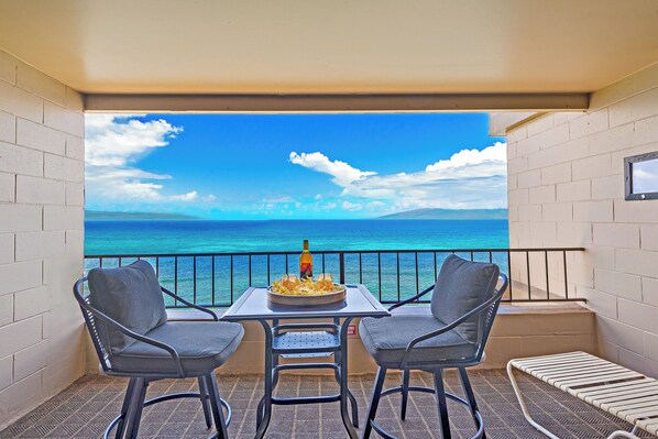 Outdoor dining - Junior Suite Oceanfront #803 (Lahaina)