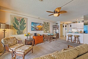 TV, DVD player, foosball, table tennis - Junior Suite Oceanfront #803 (Lahaina)