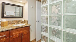 Hair dryer, towels, soap, shampoo - Junior Suite Oceanfront #907 (Lahaina)