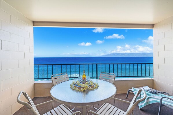 Outdoor dining - Junior Suite Oceanfront #907 (Lahaina)
