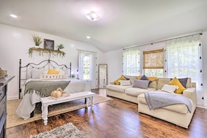 4 habitaciones, escritorio y espacio para trabajar con laptop