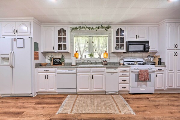 Fridge, microwave, stovetop, dishwasher