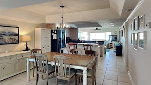 Condo, Berbilang Katil, Private Pool, Beach View (#316 - No Pets) | Tempat makan