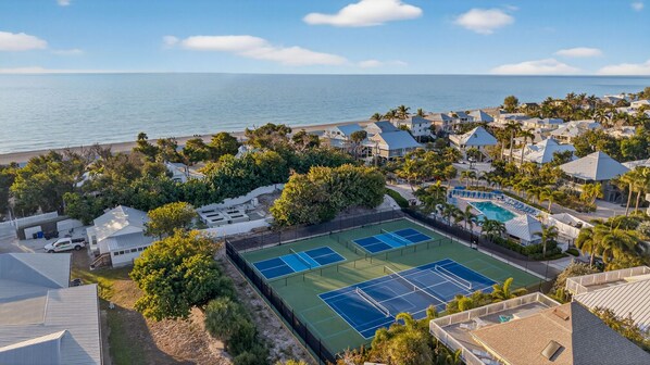 Un quartier résidentiel situé sur la côte, doté d’un court de tennis, d’une plage et offrant une vue sur l’océan.