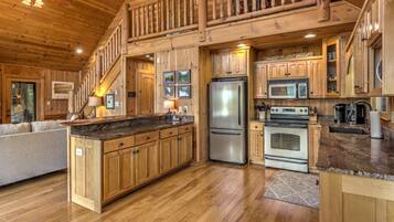 Cabin, 4 Bedrooms | Private kitchen