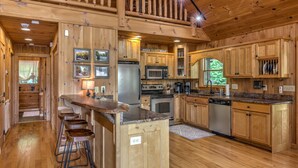 Cabin, 4 Bedrooms | Private kitchen
