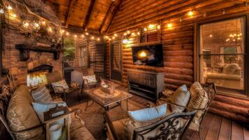 Cabin, 4 Bedrooms | Living room