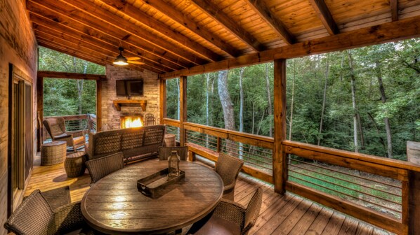 Cabin, 3 Bedrooms | Dining