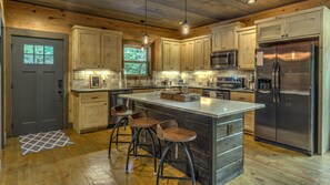 Cabin, 3 Bedrooms | Private kitchen